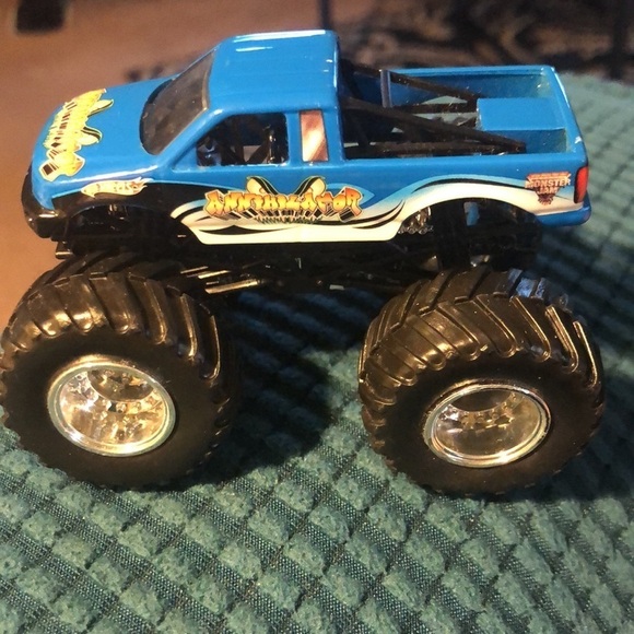 Lot of 4 Hot Wheels Monster Jam Trucks T-Maxx Grave Digger Scarlet Bandit + 1 - Picture 13 of 15